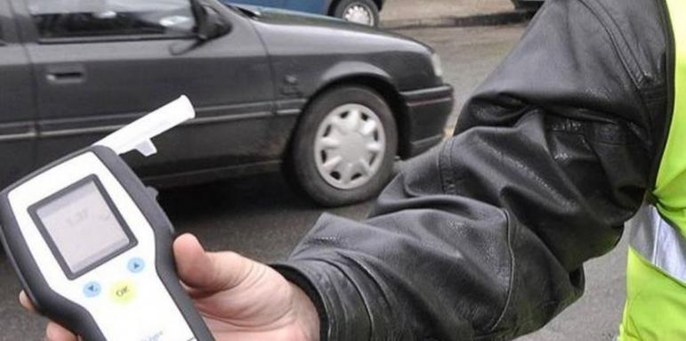 Мъртво пиян шофьор събра очите на полицаите. Как стои прав?