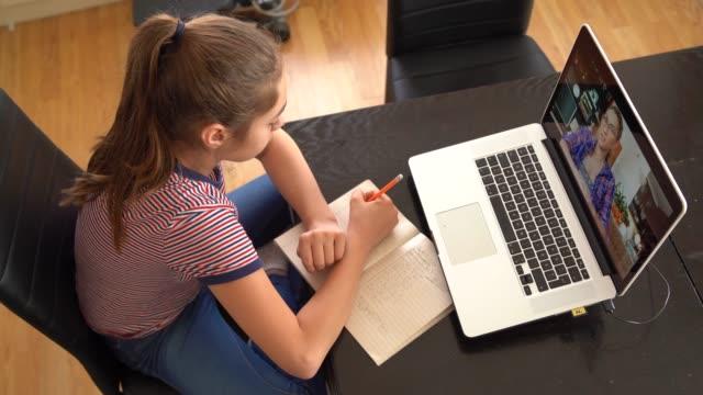 Родители срещу онлайн обучението, децата забравяли да пишат