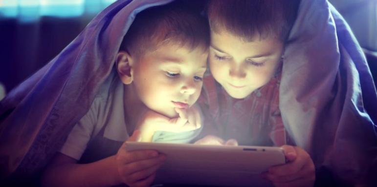 Висенето на смартфона: Децата - послушни, родителите – не толкова