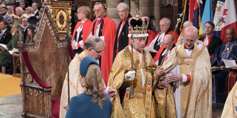 Чарлз Трети получи короната си на пищна церемония (ГАЛЕРИЯ)
