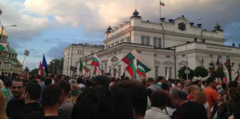Едва 200 протестираха пред парламента