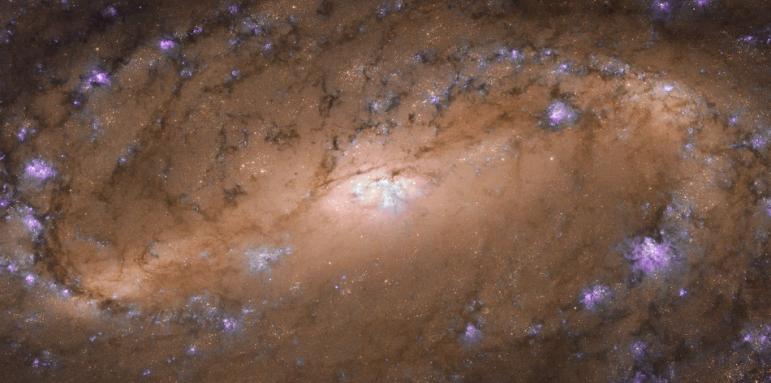 Уникална спираловидна галактика заснета от Хъбъл
