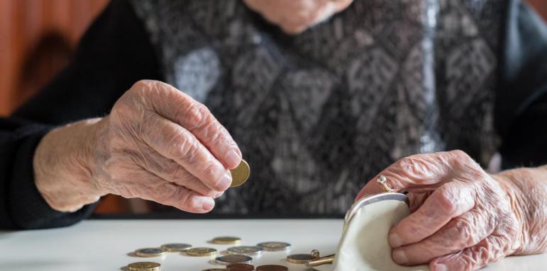 Изплащат пенсиите плюс 50 лв. от днес