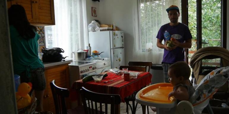 Downshifting: Защо младо семейство напусна София и заживя в Странджа