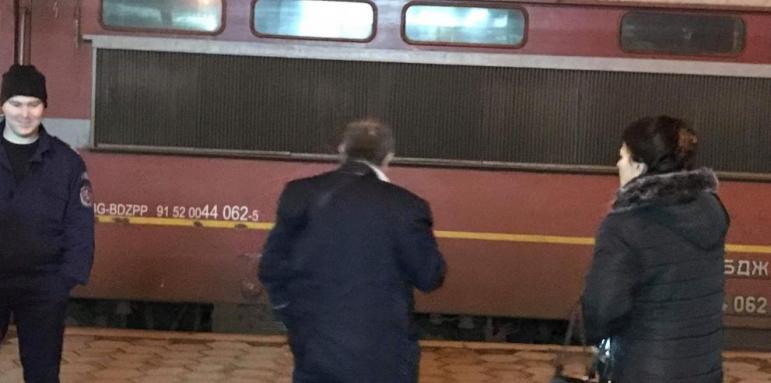 Мъж скочи пред влак и оцеля по чудо
