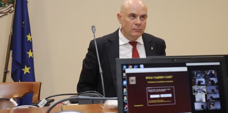 Удрят Гешев с нови правила. Искат повече власт над главния прокурор