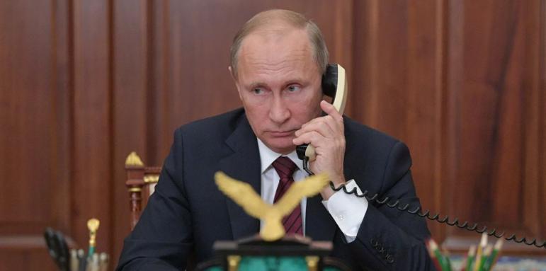 Светът звъни на руснаците по телефона, заобикалят Кремъл