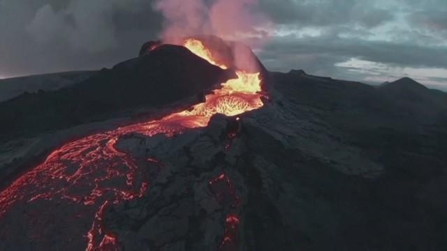 Вулкан в Исландия бълва кипяща лава (ВИДЕО)