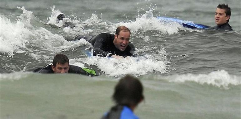 Уилям заряза бебето заради сърф