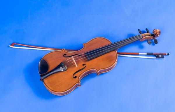 Англичанин забрави 310-годишна цигулка във влака