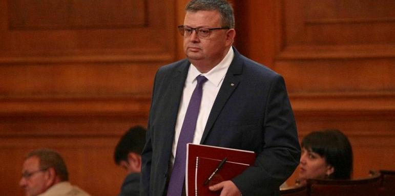 Цацаров иска отнемане на петте хотела на Арабаджиеви