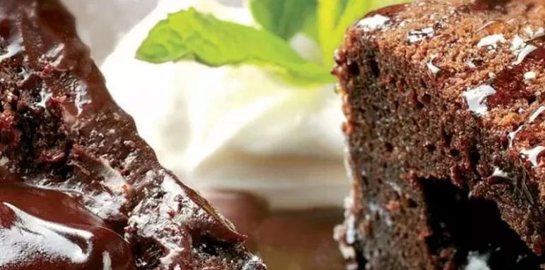 Гръцка шоколадова торта се сервира с кисело мляко