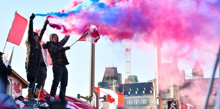 Става страшно в Канада! Протестиращи антиваксъри поеха контрола