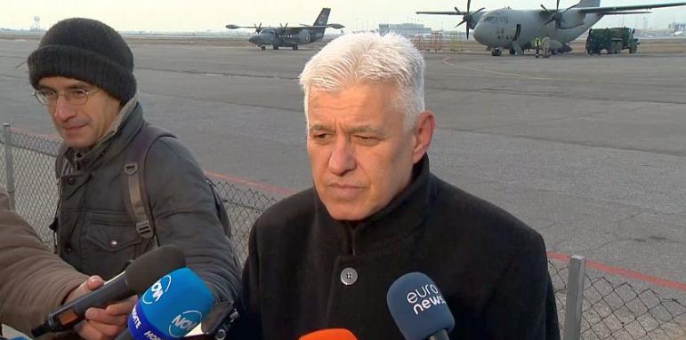 Сред студ и мраз, военният министър изпраща още спасители към Турция