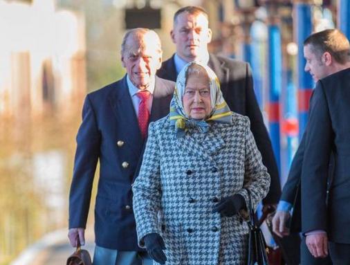 Кралица Елизабет II пътува с обикновен влак за коледната си почивка
