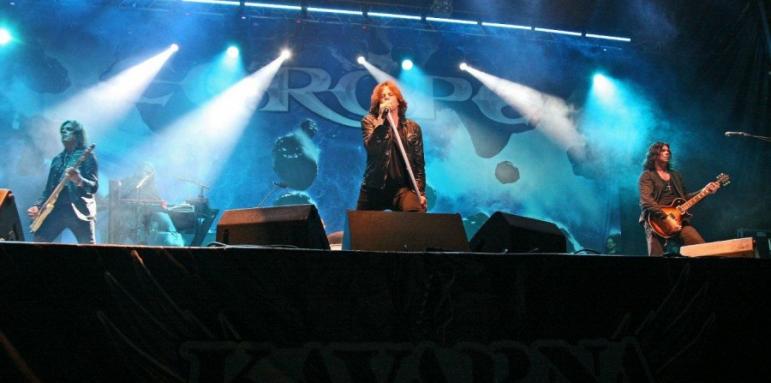 СНИМКИ: Europe и Helloween събраха над 10 000 души на Kavarna Rock