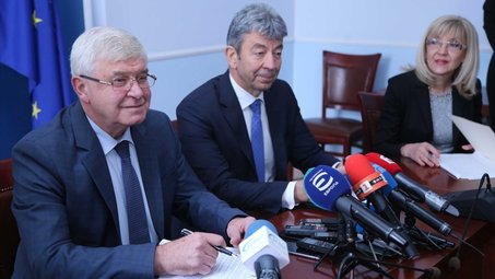 Ананиев подписа договор за 280 нови линейки