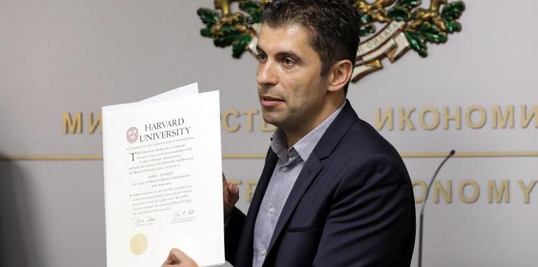 След последно предупреждение: Кирил Петков показа, че не е канадец