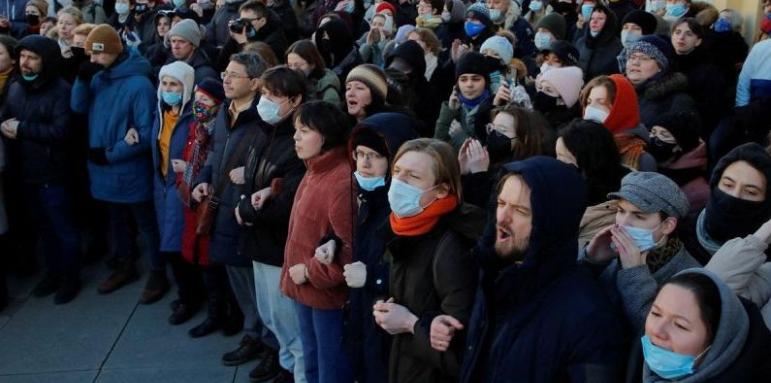 Идат други бежанци. Самолети докарват руснаци от Турция