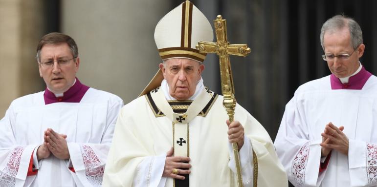 Слагат на папата уникално наметало за великденското бдение