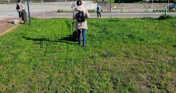 Доброволци косят старозагорския парк