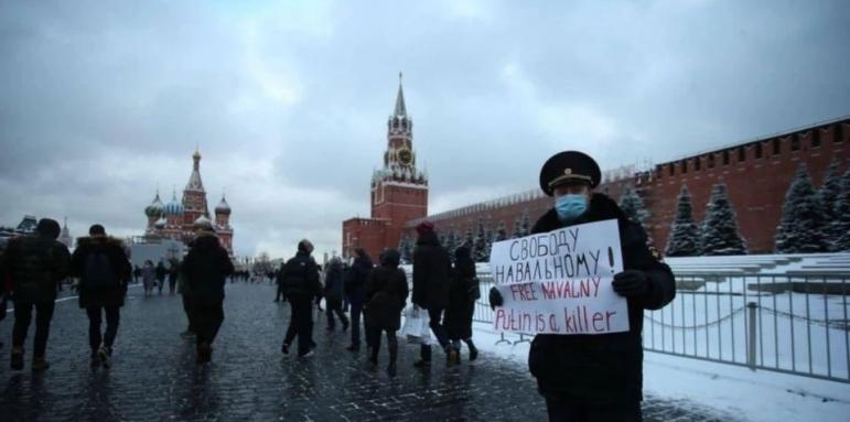 Полицай издигна плакат срещу Путин пред Кремъл, какво му се случи