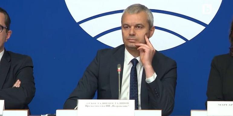 Кой с кого в новия парламент? Трите варианта на Костадинов