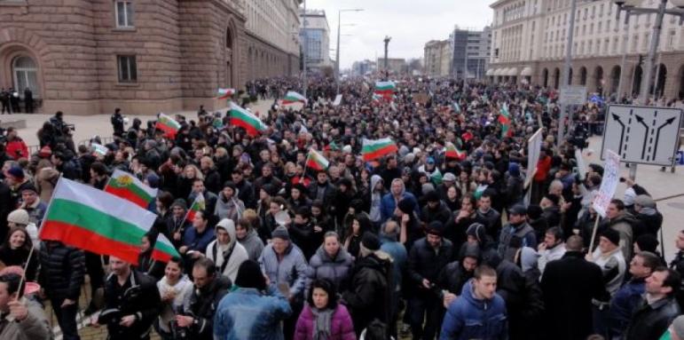 Половината българи: Политици разпалват проблемите с ромите
