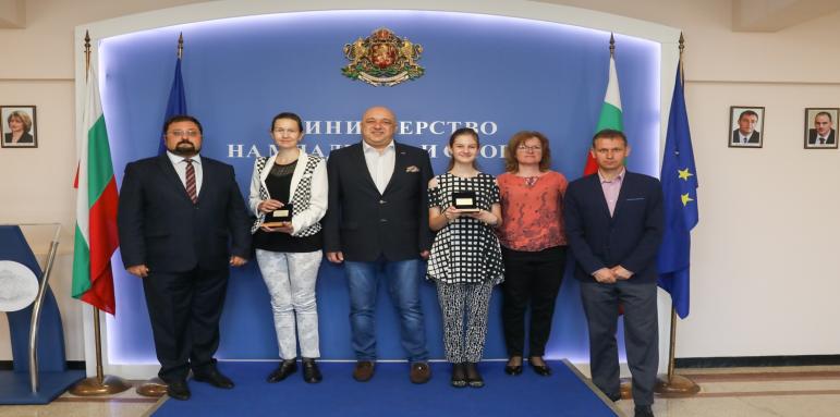Министър Кралев награди еврошампионка по шахмат