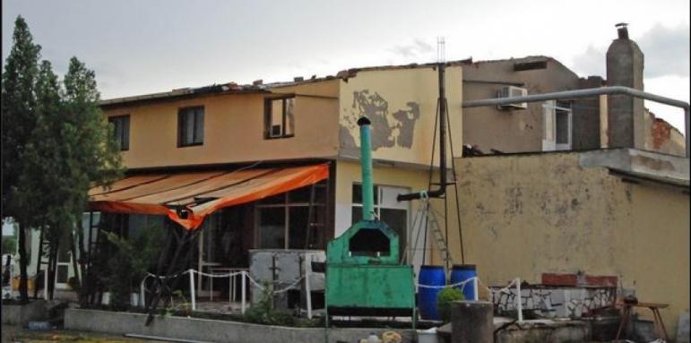 Над 20 отнесени покрива след бурята в Симеоновград