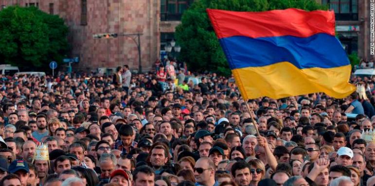 Хиляди искат оставката на премиера в Армения
