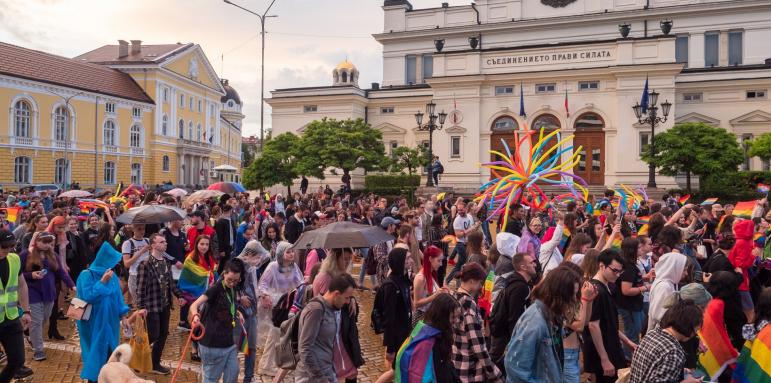 Гейове и лесбийки в София пращат подкрепа на Киев
