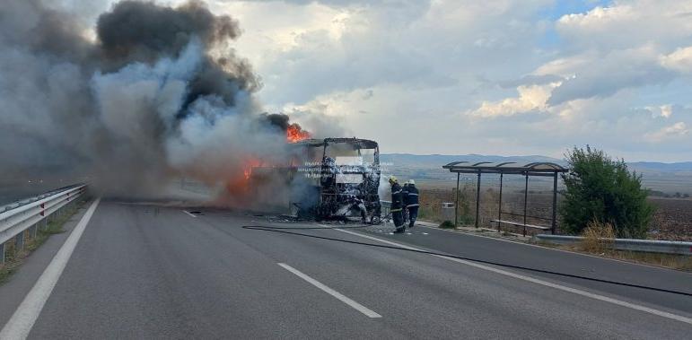 Автобус се запали в Бургас на изхода на АМ "Тракия"
