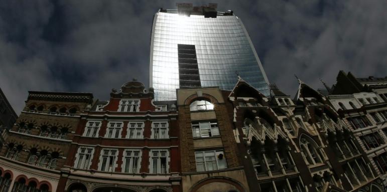 Небостъргач в Лондон се превърна в опасна лупа