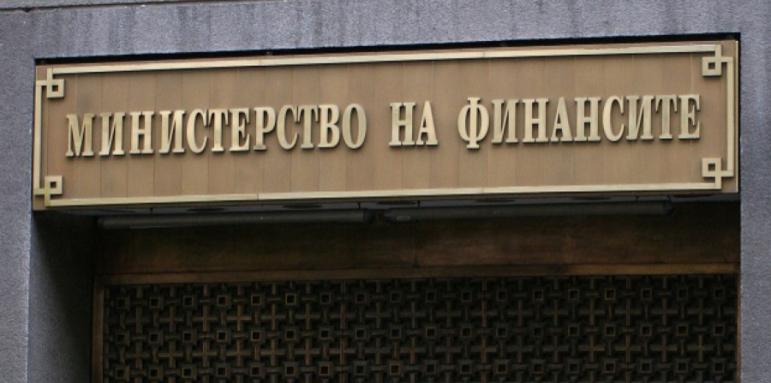 Дават оръжие на данъчни полицаи