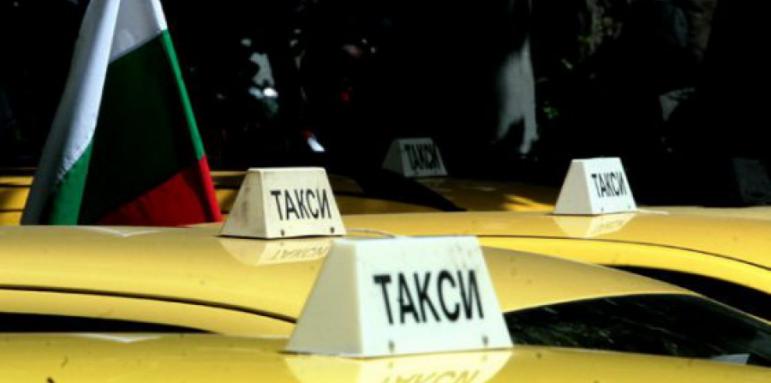 Връзват апаратите на такситата с НАП
