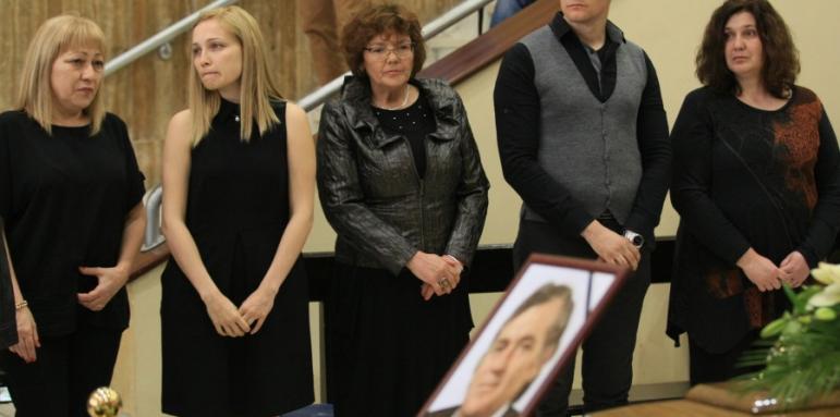 Десетки звезди на поклонение пред Тончо Русев
