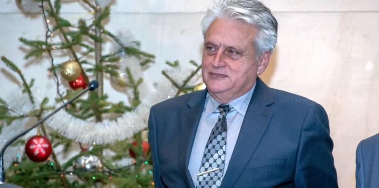 Рашков засилва грижата за старите и болните. Какво ще ги правят?