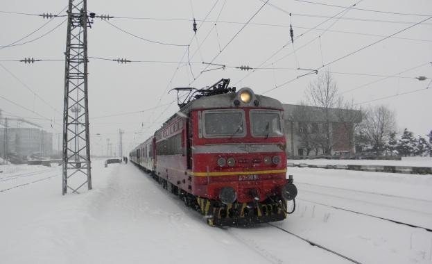 Снежни преспи във влака Варна-София