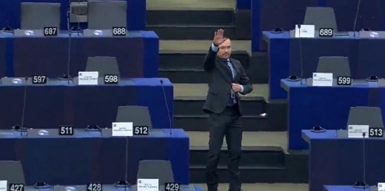 Джамбазки подлуди Европарламента. Нацистки поздрав в залата
