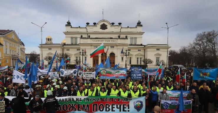 Протест: Полицаи и пожарникари окупираха НС