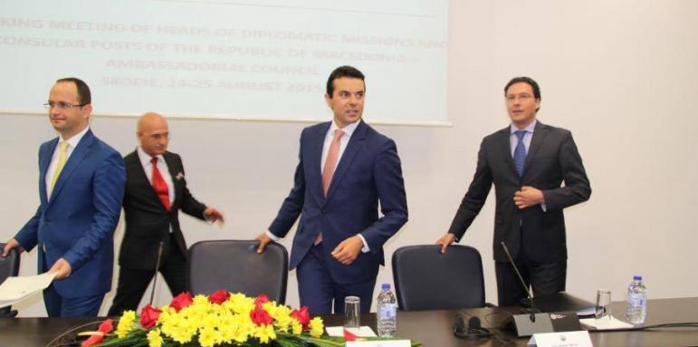 Кабинетът с три плана за бежанците