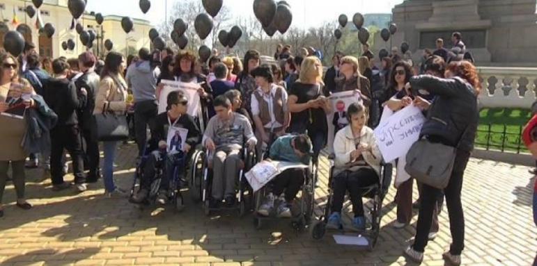 Осми пореден ден на протест на майките на деца с увреждания