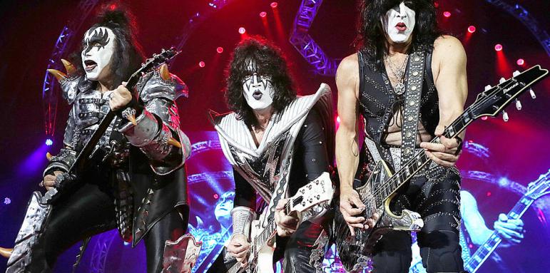 Kiss изпращат 2020 със зрелищно онлайн шоу