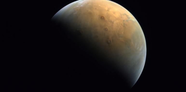 ОАЕ с първа снимка от мисията на Марс