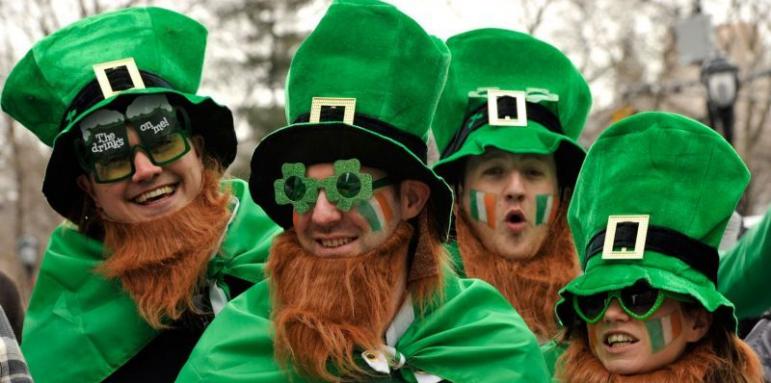 Ирландците празнуват Св. Патрик. Защо всичко е зелено