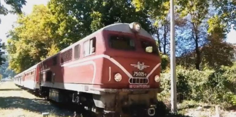 Авторът на клипа с деца, минаващи на жп прелез: Спирачният път на влака е над 200 м