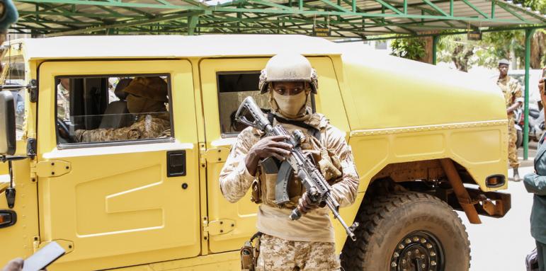 Армията арестува президента и премиера в Мали