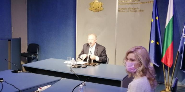 Външният министър с двама заместници