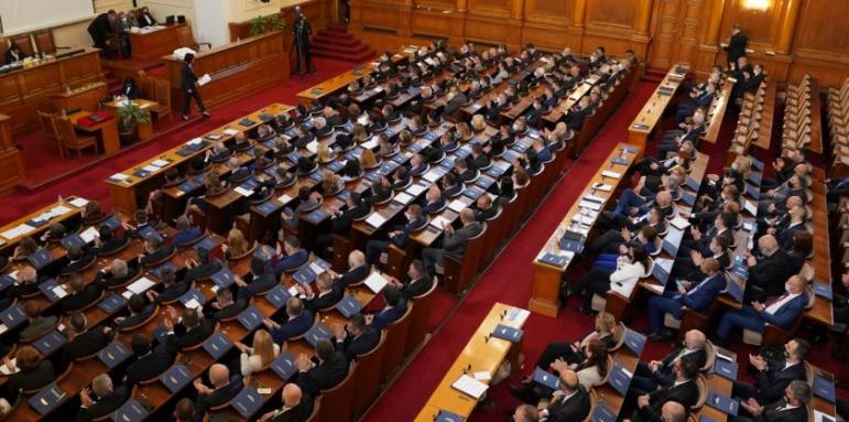 Екшън в парламента заради охраната на Борисов